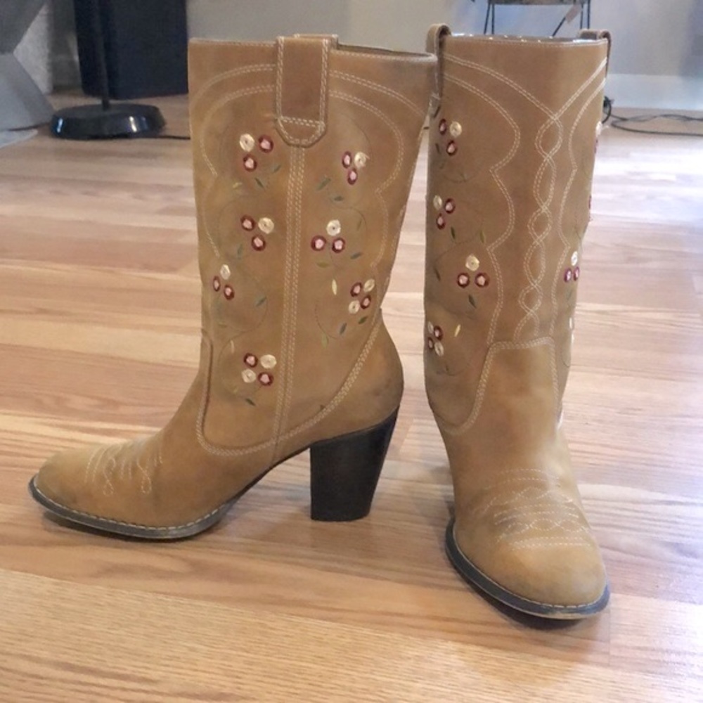 SEYCHELLES SUEDE LEATHER FLORAL EMBROIDERED WESTERN BOOTS TAN SIZE 7.5 - Picture 3 of 12